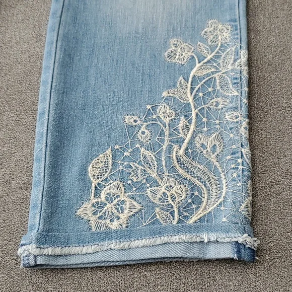 NINE WEST Floral Embroidered Hem Chrystie Capri Jeans SIZE: 4 - Picture 4 of 13